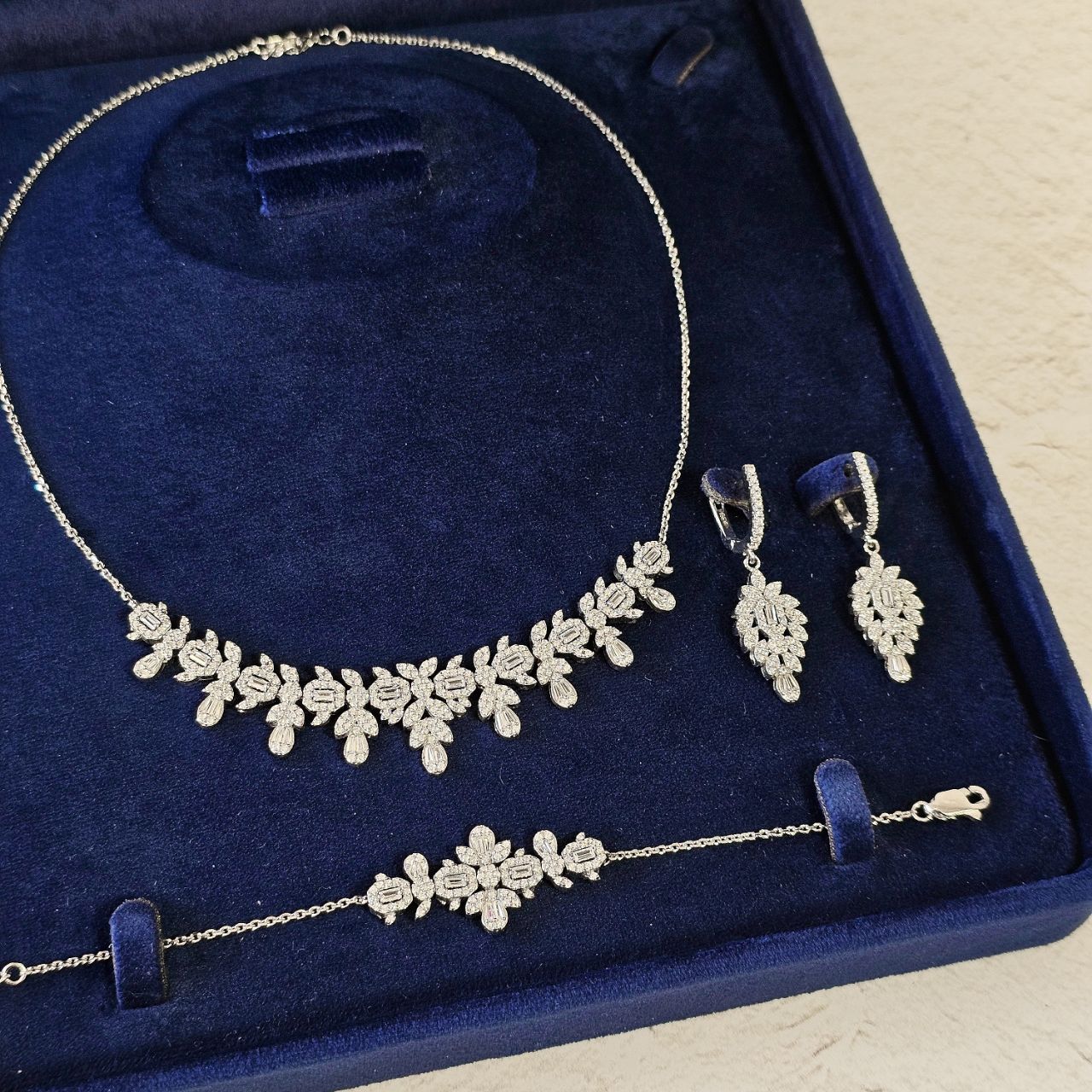 سرویس نقره زنجیری طرح خوشه ای